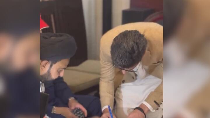 মায়ের দ্বিতীয় বিয়ে নিয়ে আহাদের বক্তব্য, '১৮ বছর পর দ্বিতীয় বার ভালবাসাকে সুযোগ দেওয়ার জন্য মায়ের পাশে দাঁড়াই আমি'।