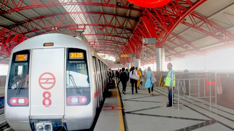Delhi Metro New Year Eve 2025 Advisory Exit not allowed from after 9 pm from rajiv chowk दिल्ली मेट्रो में सफर करने वाले ध्यान दें! न्यू ईयर पर इस स्टेशन से इतने बजे से नहीं होगी Exit की इजाजत 