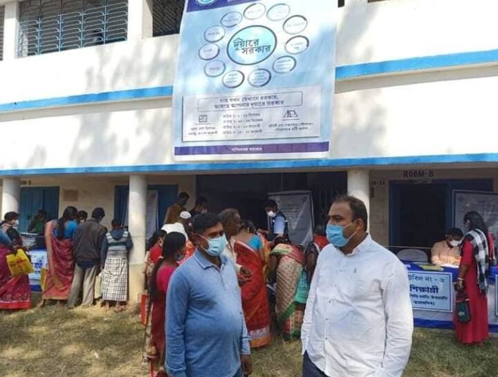 দুয়ারে সরকার । ইতিমধ্যেই রাজ্য সরকারের একটি জনপ্রিয় উদ্যোগ। ২০২০ সালে শুরু করেছিলেন মমতা বন্দ্যোপাধ্যায়। সরকারি বিভিন্ন প্রকল্পকে মানুষের হাতের নাগালে পৌঁছে দিতেই এই প্রচেষ্টা ইতিমধ্যেই জনপ্রিয়।