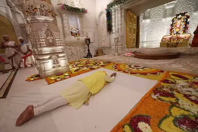 पीएम मोदी ने श्री रामलला के सामने किया 'साष्टांग दंडवत प्रणाम'.