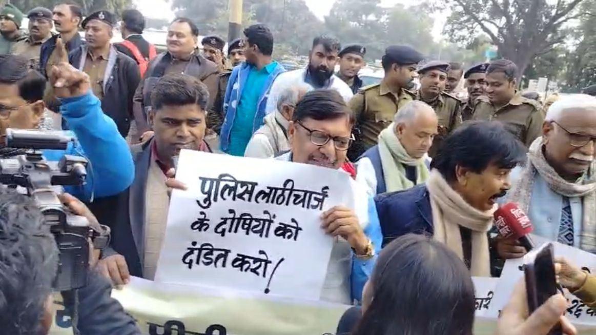 Mahagathbandhan March: पटना में महागठबंधन के राजभवन मार्च को पुलिस ने रोका, सड़क पर बैठे तमाम नेता, आरजेडी ने बनाई दूरी