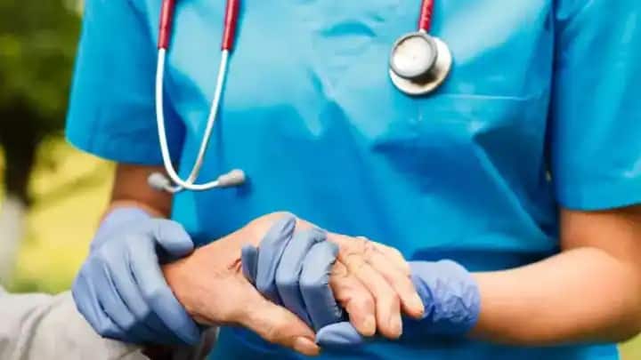 सरकार इसके लिए आयुष्मान कार्ड जारी करती है. इसे दिखाकर आप योजना के तहत पंजीकृत किसी भी सरकारी या निजी अस्पताल में मुफ्त इलाज करा सकते हैं। लेकिन आयुष्मान कार्ड धारकों को कुछ चीजों को लेकर परेशानी का सामना करना पड़ता है।