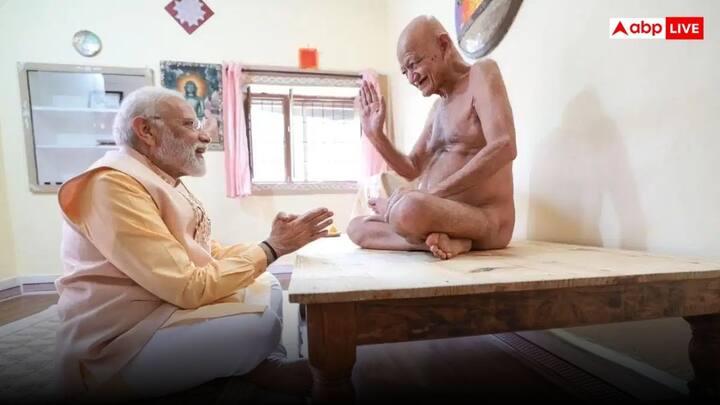 दिगम्बर जैन समुदाय के जाने-माने संत आचार्य विद्यासागर महाराज ने 18 फरवरी के दिन इस संसार को अलविदा कह दिया. वह 77 साल के थे. आचार्य विद्यासागर ने तीन दिन के संलेखना के बाद अंतिम सांस ली थी.