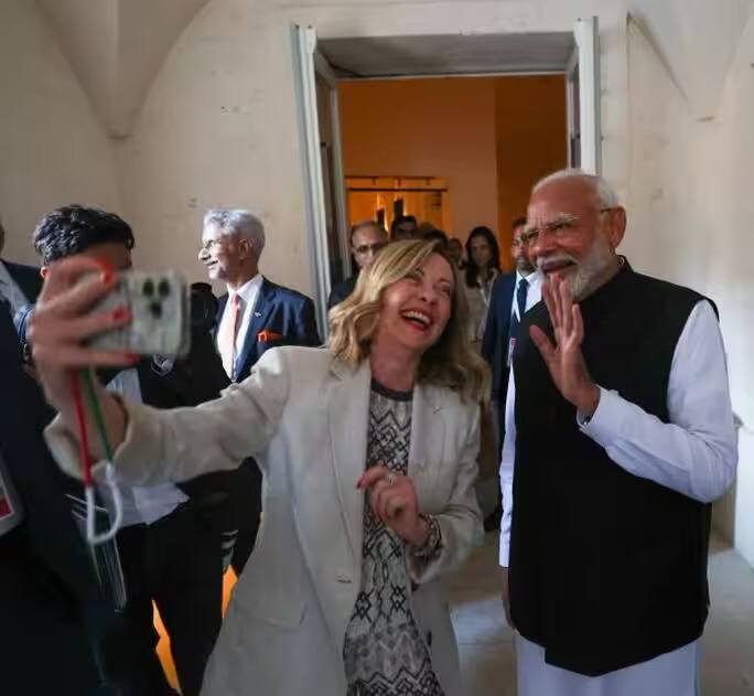 इटली के प्रधानमंत्री जॉर्जिया मेलोनी और पीएम मोदी ने ली सेल्फी.