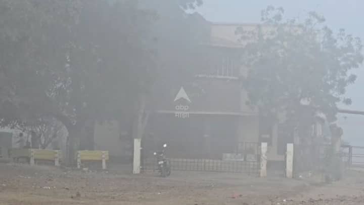 गेल्या दोन दिवसापासून नाशिकच्या ग्रामीण भागात ढगाळ वातावरण असून आज सकाळी नांदगाव शहर व परिसरात दाट धुक्याची चादर पसरली.