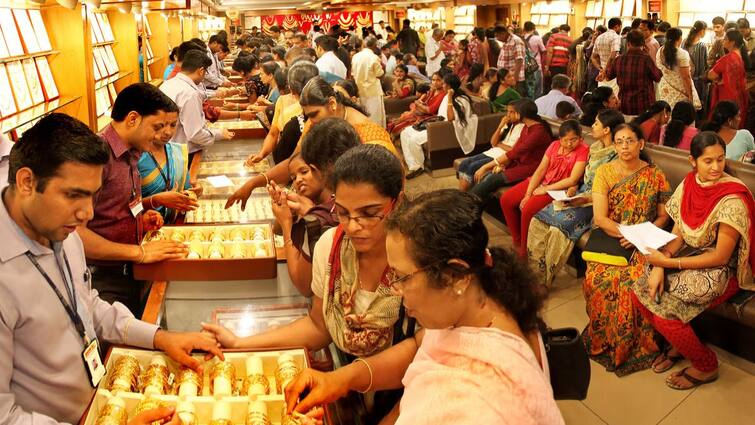 Indian Women Hold More Gold Than Top 5 Countries Combined Report South India leads Gold Ownership Gold Ownership: உலக நாடுகளை ஓரம் கட்டிய இந்திய பெண்கள், தங்க வேட்டையில் தமிழர்கள் - குவிந்து கிடக்கும் நகைகள்..!