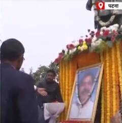 सीएम नीतीश ने बीजेपी नेता नवीन किशोर की पुण्यतिथि पर दी श्रद्धांजलि  | ABP NEWS SHORTS