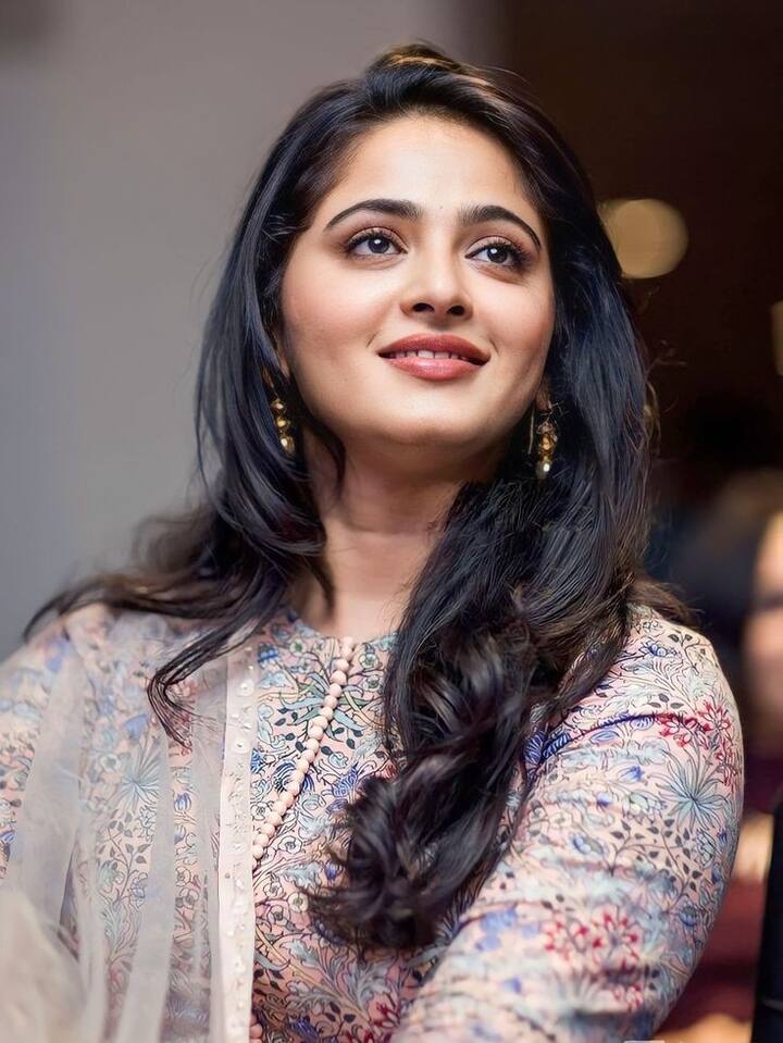 अभिनेत्री अनुष्का शेट्टी प्रभास, सुमंत, सेंथिल, गोपीचंद आणि आणखी एका अभिनेत्यासोबत अफेअर असल्याची चर्चा होती. याशिवाय, अनुष्का आणि प्रभासच्या लग्नाच्या बातम्याही व्हायरल झाल्या होत्या.