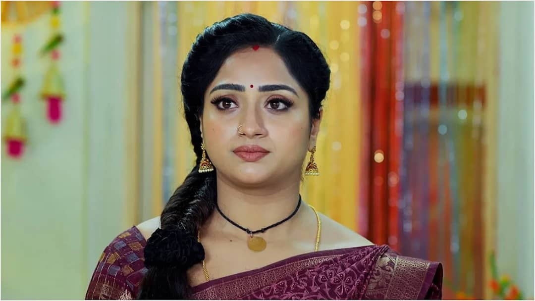 Trinayani serial time changed Zee Telugu top rating serial to telecast at afternoon 2.30 pm from Wednesday January 1st 2025 Trinayani Serial: 'చామంతి' కోసం 'త్రినయని' త్యాగం... జనవరి 1 నుంచి మారుతున్న టైమ్... 'జీ తెలుగు'లోకి కొత్త సీరియల్