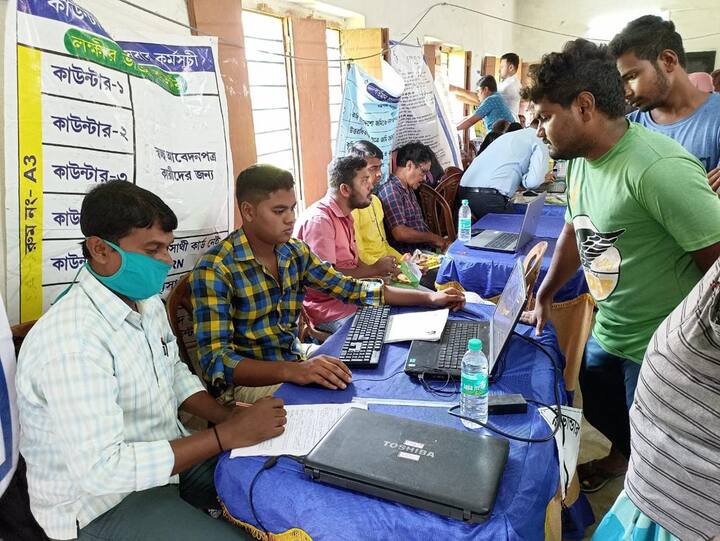 কারও সাহায্য নিতে হবে না। কাউকে আলাদা করে টাকাও দিতে হবে না। সরকারি সুবিধা সরাসরি নিন ক্যাম্প থেকে। সোমবার সন্দেশখালির মিশন মাঠে সরকারি পরিষেবা প্রদান অনুষ্ঠান ছিল। সেই মঞ্চ থেকে মমতা বন্দ্যোপাধ্যায় ঘোষণা করেন, 