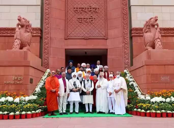 धार्मिक नेताओं का एक प्रतिनिधिमंडल नई दिल्ली में संसद भवन में प्रधानमंत्री मोदी से मिला.
