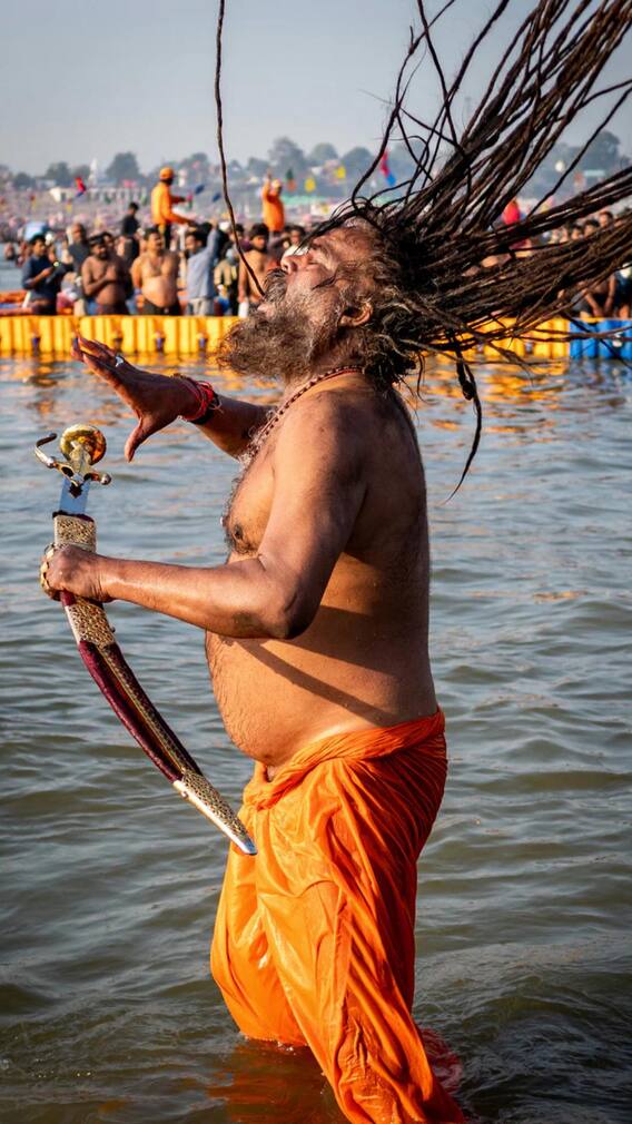 महाकुंभ में सबसे पहले कौन लगाता है डुबकी? इस अनोखी परंपरा के बारे में जानें