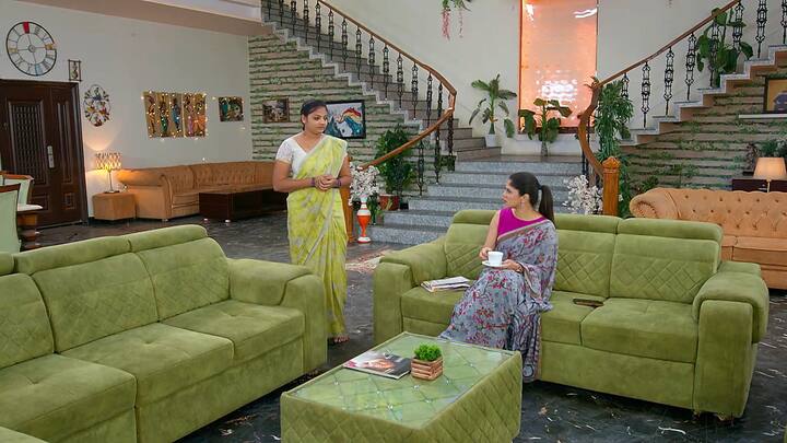 కాఫీ కావాల‌ని ప‌నిమ‌నిషికి ఆర్డ‌ర్ వేసిన రుద్రాణితో రోజుకి రెండుసార్లు మాత్రమే ఇమ్మన్నారని శాంత చెబుతుంది. ఫైర్ అయిన రుద్రాణితో ఎందుకొచ్చిన గొడవలే అని కాఫీ ఇస్తుంది