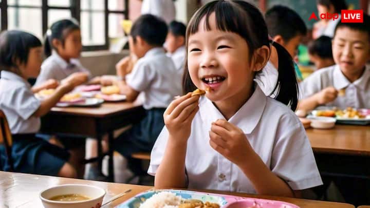 गौरतलब है कि बच्चों का बचा हुआ खाना कुत्तों को परोस कर वापस छोटे बच्चों को खिलाया जाता था. साउथ चाइना मॉर्निंग पोस्ट के अनुसार घटना के बाद हर तरफ इसके खिलाफ विरोध प्रदर्शन किया जा रहा है.