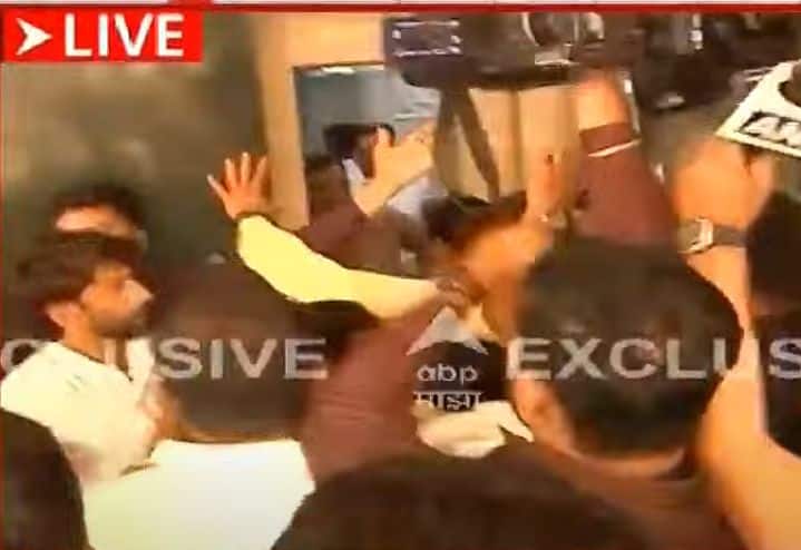 वाल्मिक कराड सीआयडीच्या कार्यालयाबाहेर येताच त्यांच्या समर्थकांनी गर्दी केली होती.