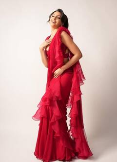 Nora fatehi :  વર્ષ 2024માં નોરા ફતેહીના આ સ્ટાઈલિશ સાડી લૂક ચર્ચામાં, જુઓ તસવીરો