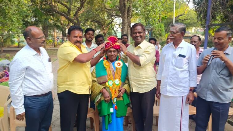 Salem news officers gave farewell to the retired sanitation worker by crowning him tnn Sanitary Worker Retirement Celebration: பணி ஓய்வு பெற்ற தூய்மை பணியாளருக்கு மகுடம் சூட்டி பிரியாவிடை கொடுத்த அதிகாரிகள்
