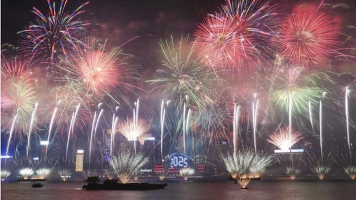 Hong Kong transformed into a stunning light and shadow canvas as it welcomed the New Year with breath taking 12-minute firework musical themed ‘The Symphony of Happiness’ at the Victoria Harbour. (Source: X@kukk44)