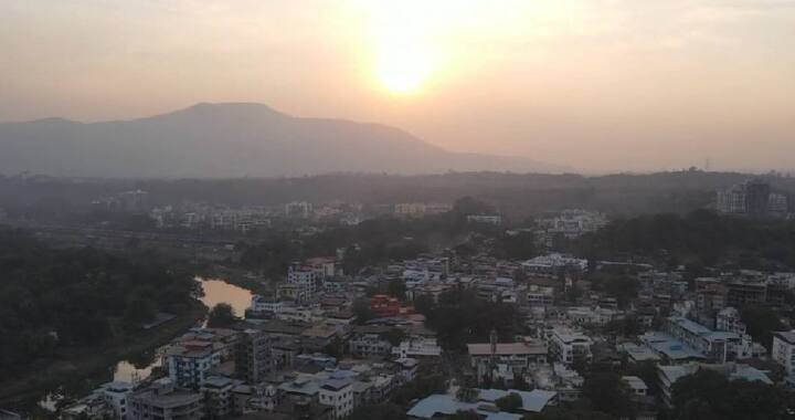सिंधुदुर्ग आणि रायगड जिल्ह्यातील 2024 ची शेवटची संध्याकाळ, सूर्य अस्ताला जात असताना पर्यटकांनी आपल्या कॅमेऱ्यात यंदाच्या वर्षातील अखेरचा सूर्यास्त टिपा.