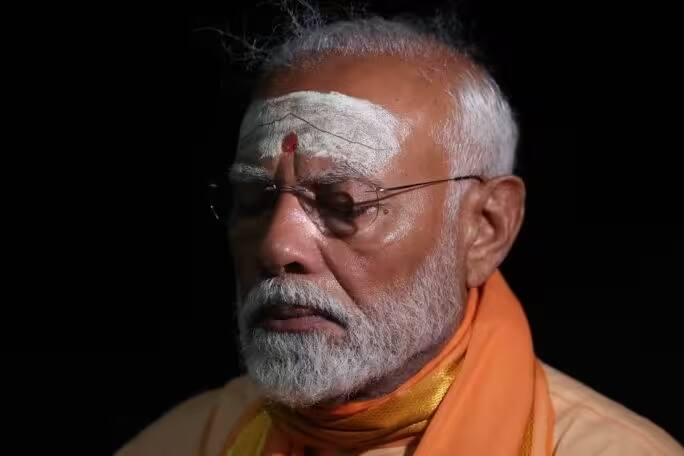 पीएम मोदी ने तमिलनाडु के कन्याकुमारी में स्वामी विवेकानंद रॉक मेमोरियल में ध्यान लगाया.