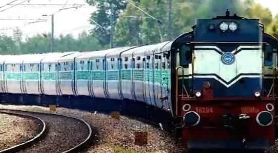 सोशल मीडिया पर लोग आईआरसीटीसी के डाउन होने की शिकायत कर रहे हैं। तत्काल बुकिंग के दौरान एक यूजर ने लिखा कि ये बकवास है. रीलोड पर क्लिक करने पर इनेबल टू परफॉर्म ट्रांजैक्शन दिख रहा है. आईआरसीटीसी एक बार फिर बंद हो गया है.