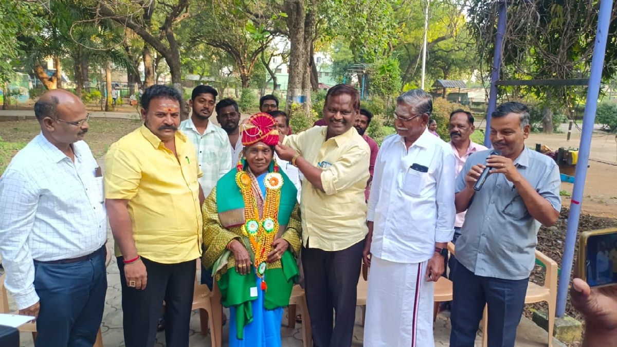 Sanitary Worker Retirement Celebration: பணி ஓய்வு பெற்ற தூய்மை பணியாளருக்கு மகுடம் சூட்டி பிரியாவிடை கொடுத்த அதிகாரிகள்