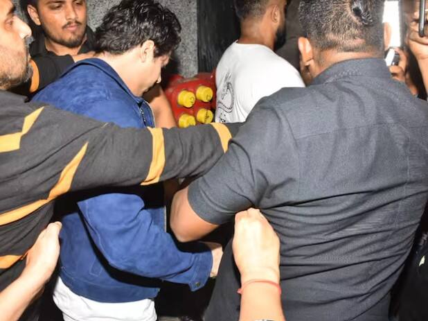 आर्यन खान नव्या वर्षाच्या स्वागतासाठी एका पार्टीत सामील झाला होता. त्याच्यासोबत त्याची कथित गर्लफ्रेंड लारिसा बोनेसी हीदेखील झळकली. या दोघांचे फोटो सोशल मीडियावर चांगलेच व्हायरल होत आहेत.