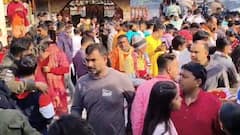 Tarapith: নতুন বছরে ভক্তদের ফুলে ঢাকল তারাপীঠ, ভিড়ের মধ্যে দাঁড়িয়েই প্রার্থনা, 'ডাক শুনো মা..'