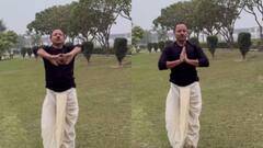 नए साल पर कड़ाके की ठंड के बीच गोमती नदी के किनारे सपा नेता ने किया हठ योग, सामने आया वीडियो