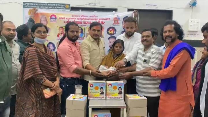 आज जिल्हा रुग्णालयात एकुण 7 मुली जन्मल्या त्यातील संजीवनी शिवाजी साखरे यांच्या मुलीचा लकी ड्रा मध्ये पहिला नंबर आल्याने त्यांना सोन्याचं नान तसेच मीरा अवकळे आणि शारदा परडे यांच्या मुलींना एक एक ग्राम चांदीचे नाणे देण्यात आले. सर्व 7 मुलींच्या कुटुंबाला प्रत्येकी 2 किलो जिलेबी भेट देण्यात आली आहे.बेटी नही तो बहू कहा से लाओगे म्हणत सनी सिंग या स्त्री जन्माचे स्वागत अनोख्या पद्धतीने करतात. या उपक्रमाचं सर्वत्र कौतुक केलं जातंय. या उपक्रमाला स्पर्धा परीक्षा मार्गदर्शक विठ्ठल कांगणे उपस्थित होते.