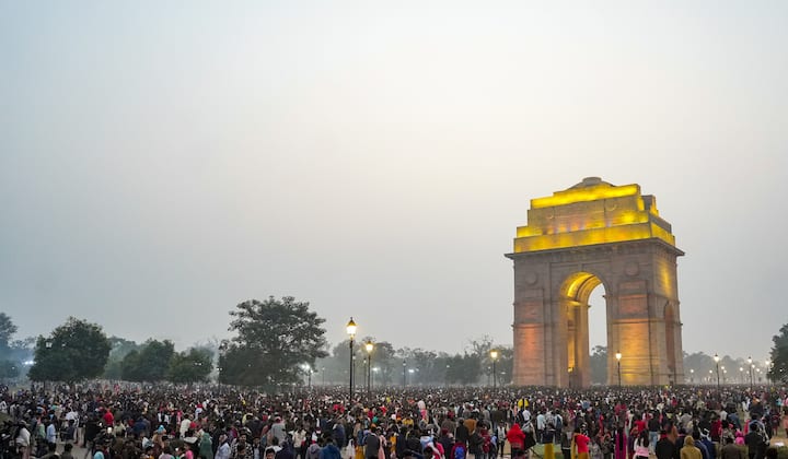 The harsh winter continues in the country's capital. The cold wave has further increased the chill. Delhiites are taking various measures to avoid winter.