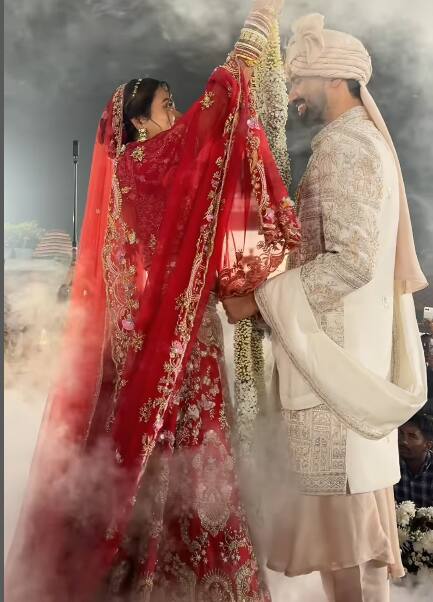 झील मेहता ने अपने लॉन्ग टाइण बॉयफ्रेंड आदित्य दुबे से शादी की है. उनकी शादी की वीडियो और फोटोज सोशल मीडिया पर खूब वायरल हो रही हैं. शादी के जोड़े में झील बहुत प्यारी लग रही थीं.