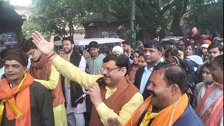 हाथरस से आए गिर्राज मित्र मंडल के भक्तों ने गोवर्धन महाराज को पोशाक भी अर्पण की, इस दौरान चारों से राधे राधे की गूंज सुनाई दे रही थी. चलो रे मन श्री वृंदावन धाम, चलो रे मन श्री गोवर्धन धाम जैसे भजनों की गूंज से पूरा माहौल भक्तिमय हो गया.