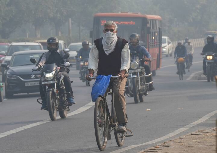 On the first day of the new year, Delhi's air remained in poor category. AQI was recorded at 239 at 8 am. Which is considered in 'bad' category. This was a little better than the previous days.
