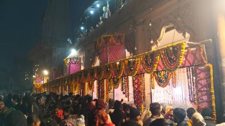 ब्रज की देहरी कहे जाने वाले शहर हाथरस से गिर्राज मित्र मंडल के श्रद्धालु पहुंचे और गोवर्धन महाराज का फूल बंगला सजाकर छप्पन भोग लगाए. श्रद्धालुओं ने गोवर्धन महाराज पर तोप से फूलों की बरसात की.