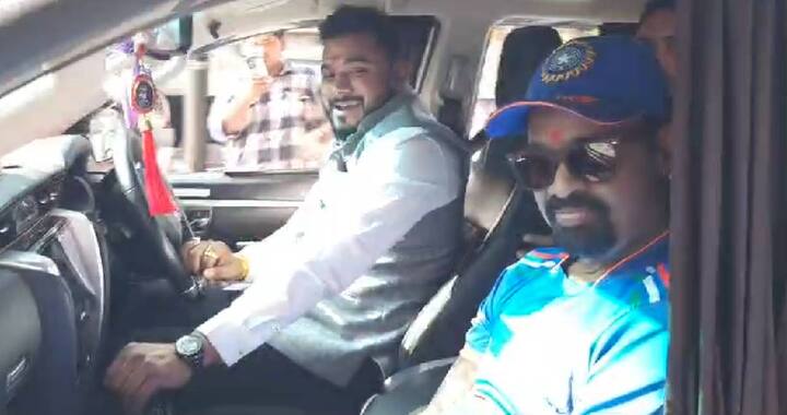 डोक्यावर कॅप, निळी जर्सी, डोळ्यावर गॉगल परिधान करुन मोठ्या कारमधून विनोद कांबळी नववर्षाच्या पहिल्याच दिवशी आपल्या घरी परतला