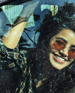 Anupama Parameswaran : అనుపమ పరమేశ్వరన్ న్యూ ఇయర్ 2025లో మొదటి పోస్ట్ ఇదే.. షర్ట్​ని తస్కరించేసి ఫోటోలు దిగేసిన హీరోయిన్