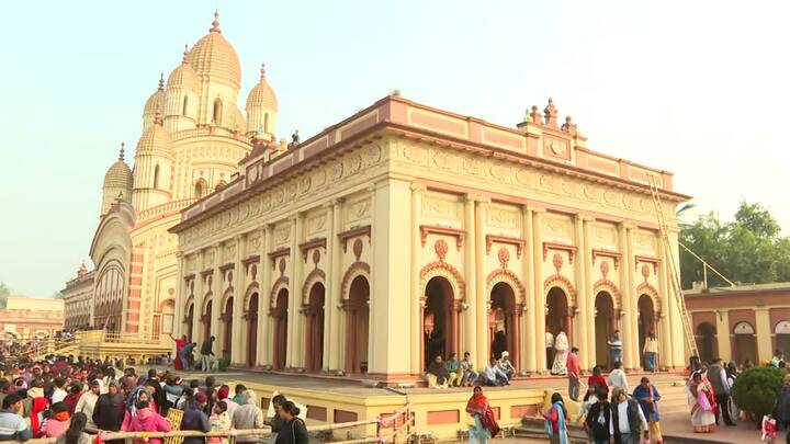 এদিন, দক্ষিণেশ্বরের ভবতারিণী মন্দিরে মঙ্গলারতি বা দীপারতি দিয়ে সূচনা হয় উৎসবের।  ভোর থেকে ভিড় করেন ভক্তরা। বছরের প্রথম দিন মঙ্গলকামনায় পুজো দেন পুণ্যার্থীরা।