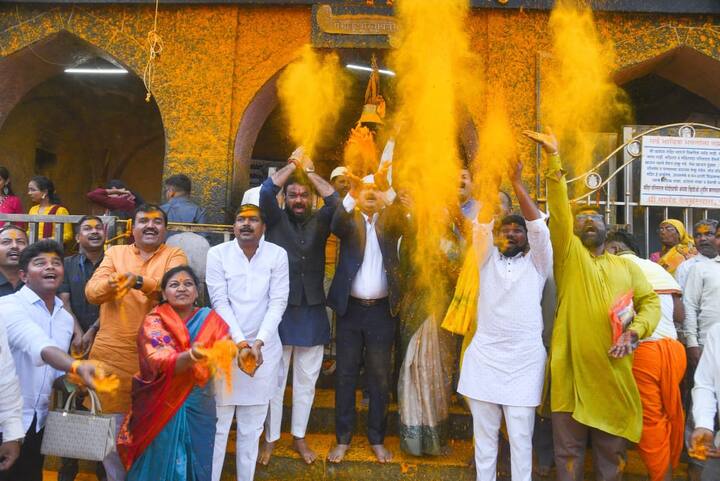 यावेळी येळकोट येळकोट जय मल्हार म्हणत राम शिंदे यांनी भंडार खोबऱ्याची उधळण केलीये.
