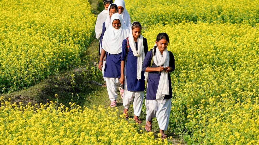 bihar kishanganj Girls suddenly crying during matric exam Rumer of ghost in the school Kishanganj News: मैट्रिक परीक्षा में अचानक रोने चीखने लगी छात्राएं, किशनगंज के इस स्कूल में क्यों बदहवास हो गईं लड़कियां?