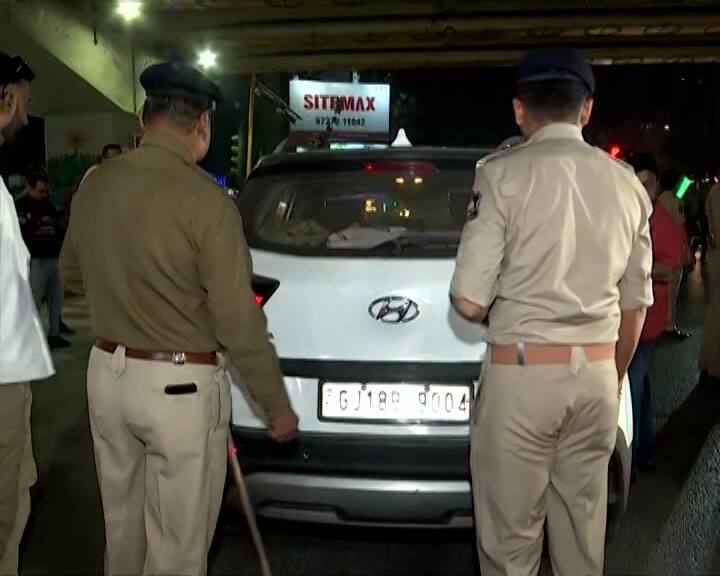 થર્ટી ફર્સ્ટની રાત્રે રાજ્યભરમાં પોલીસનો સપાટો, 500થી વધુ પીધેલા ઝડપાયા, મેડિકલ ચેકઅપ માટે લાંબી લાઇન Strict action by police across Gujarat on the night of December 31, more than 500 people caught drinking alcohol થર્ટી ફર્સ્ટની રાત્રે રાજ્યભરમાં પોલીસનો સપાટો, 500થી વધુ પીધેલા ઝડપાયા, મેડિકલ ચેકઅપ માટે લાંબી લાઇન