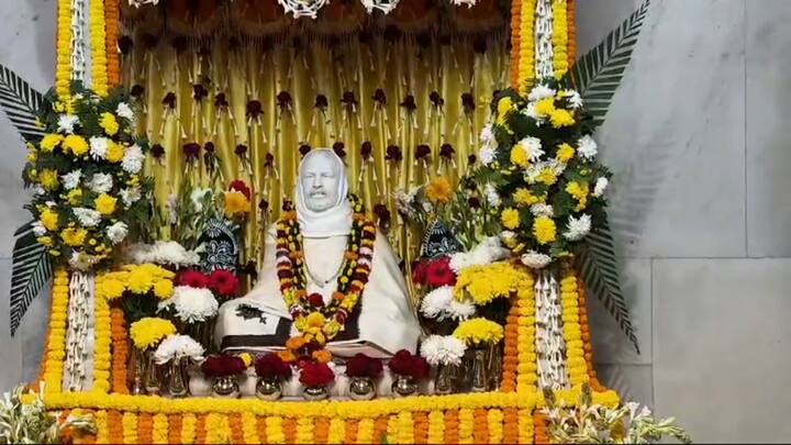 ভোরে মঙ্গল আরতি দিয়ে শুরু হয় উৎসবের। সারাদিন ধরে চলে পুজোপাঠ। সকাল থেকে কামারপুকুরে ভিড় করেছেন ভক্তরা।