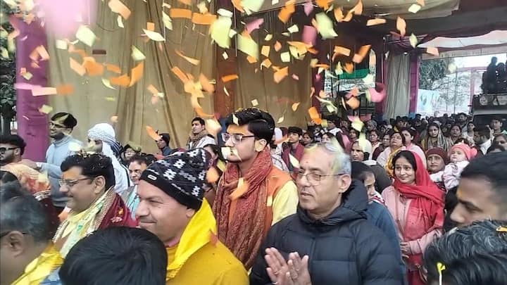 नए साल के अवसर पर श्रद्धालु भगवान के दर्शन कर आशीर्वाद ले रहे है और सभी की मनोकामना पूर्ण हो ऐसी पूजा अर्चना की जा रही है. ब्रज की देहरी के नाम से प्रसिद्ध हाथरस शहर से बड़ी संख्या श्रद्धालु एक साथ गोवर्धन धाम पहुंचे और 21 किलोमीटर की परिक्रमा कर फूलों की बरसात करते हुए छप्पन भोग लगाया गया.