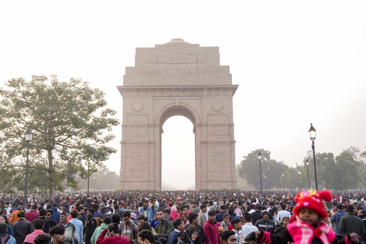 According to the Meteorological Department, due to snowfall in the mountains, severe winter continues in North India including Delhi. The mercury may fall further here in the coming days.