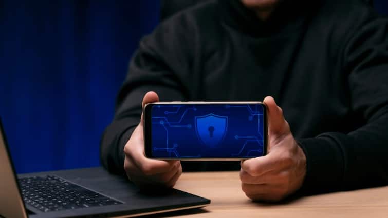 do these things in your mobile to stay safe from cyber attack in 2025 लोगों को निशाना बना रहे हैं साइबर हैकर्स, नए साल में फ्रॉड से बचने के लिए अपने फोन में जरूर करें ये काम