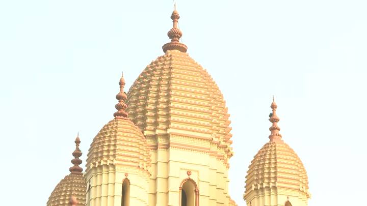 দক্ষিণেশ্বর শ্রীরামকৃষ্ণের লীলাভূমি, কর্মভূমি। মূল মন্দির চত্বরের উল্টোদিকে কুঠিবাড়ি। এখানে একসময় থাকতেন শ্রীরামকৃষ্ণের বড় দাদা রামকুমার চট্টোপাধ্যায়।