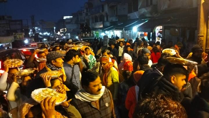 गोवर्धन महाराज की 21 किलो मीटर की परिक्रमा पैदल चलकर पूरी की नया साल सभी के लिए शुभ और मांगमय हो इसकी प्रार्थना की.