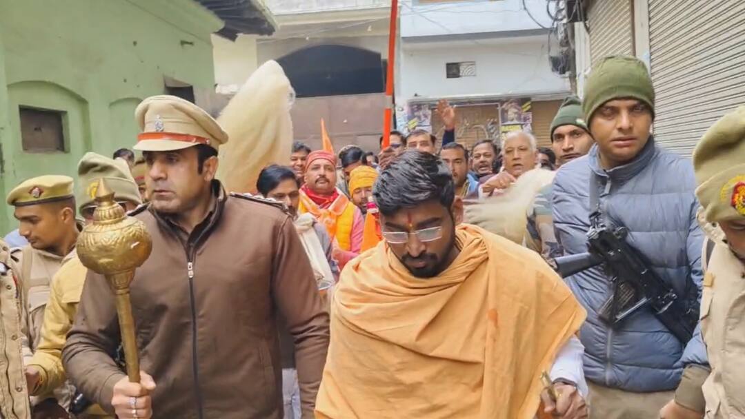 Watch: सपा सांसद बर्क के इलाके में पहुंची किष्किंधा रथ यात्रा, गदा लेकर चलते नजर आए CO Kishkindha Rath Yatra reached Samajwadi Party MP Zia Ur Rahman Barq area Watch Video Watch: सपा सांसद बर्क के इलाके में पहुंची किष्किंधा रथ यात्रा, गदा लेकर चलते नजर आए CO