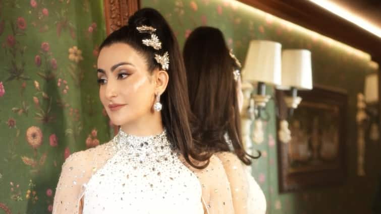 Fabulous Lives' Star Shalini Passi Shows Off New Look With A Crystal Dove Bag, See All Pics