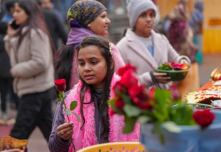 On January 1, New Year's Day, the minimum temperature in Delhi was recorded at 8.05 degrees Celsius, while the maximum temperature reached 17.98 degrees Celsius under clear sky.